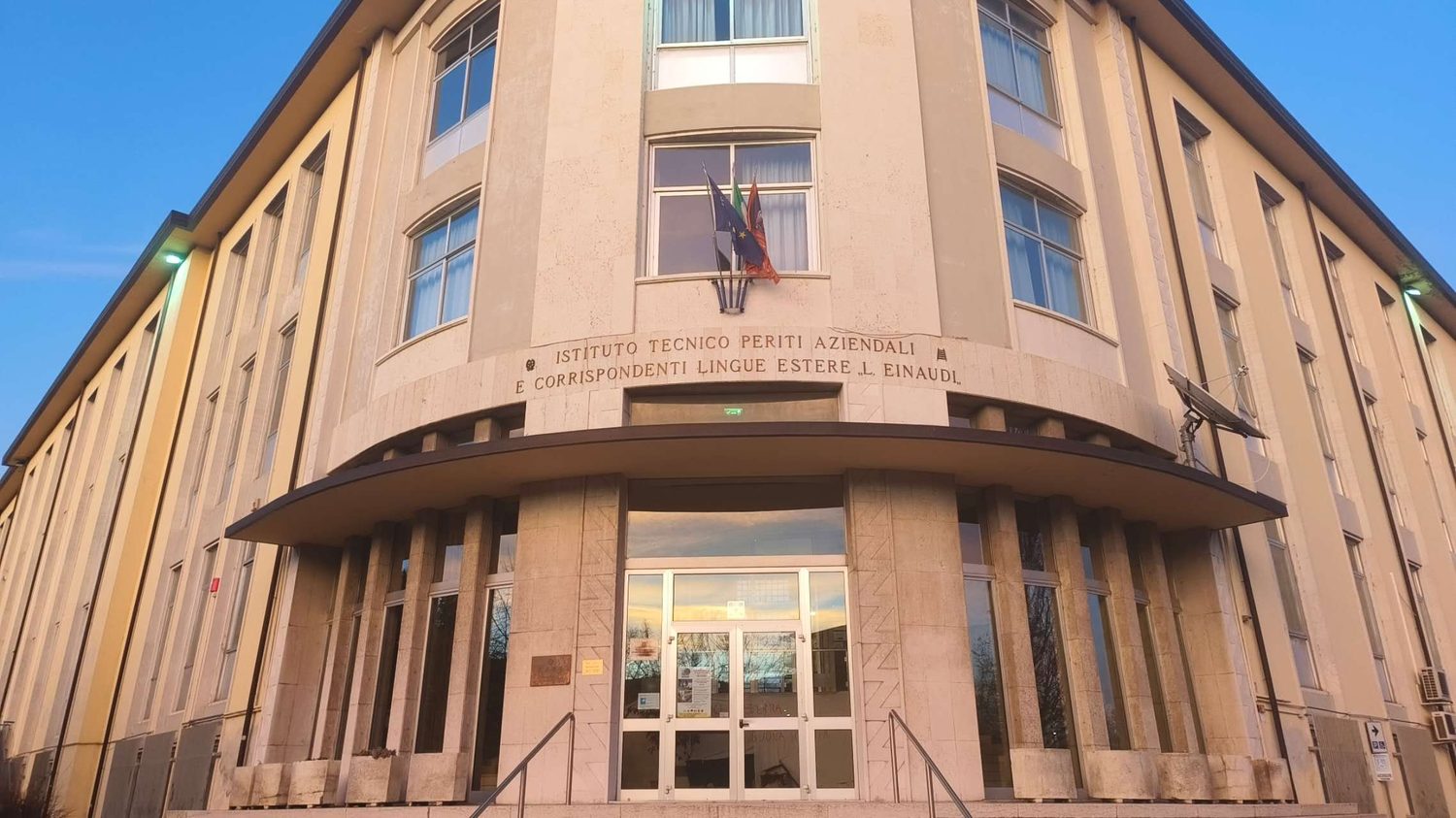 意大利复古学院建筑的弧形门廊与立面