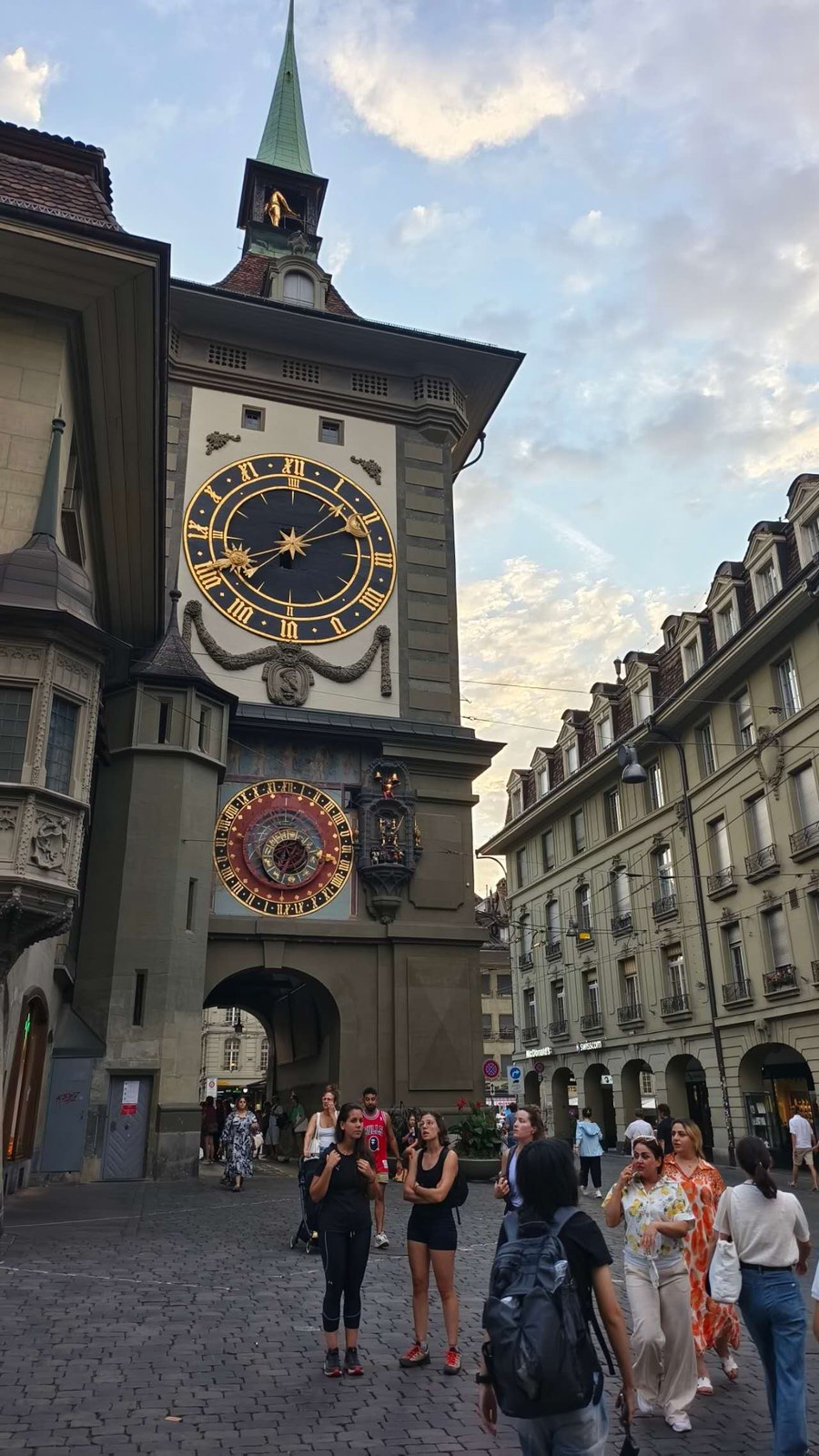 伯尔尼老城标志性的时钟塔楼（Zytglogge）与天文钟，下方石板广场上游人来往